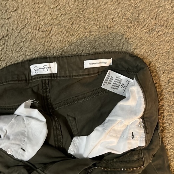 MID rise crop pants, skinny. Green in color. - Picture 2 of 3